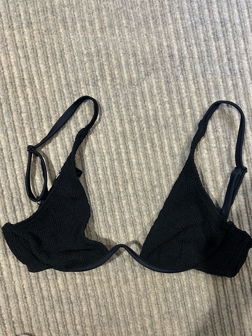 Asos Design Amy mix and match crinkle monowire bikini top in black - Picture 4 of 6